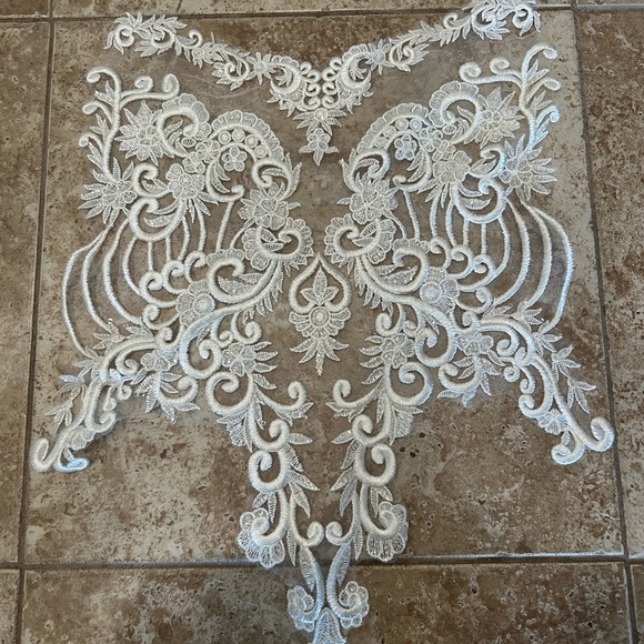 Elegant Lace Appliqué - Picture 4 of 4